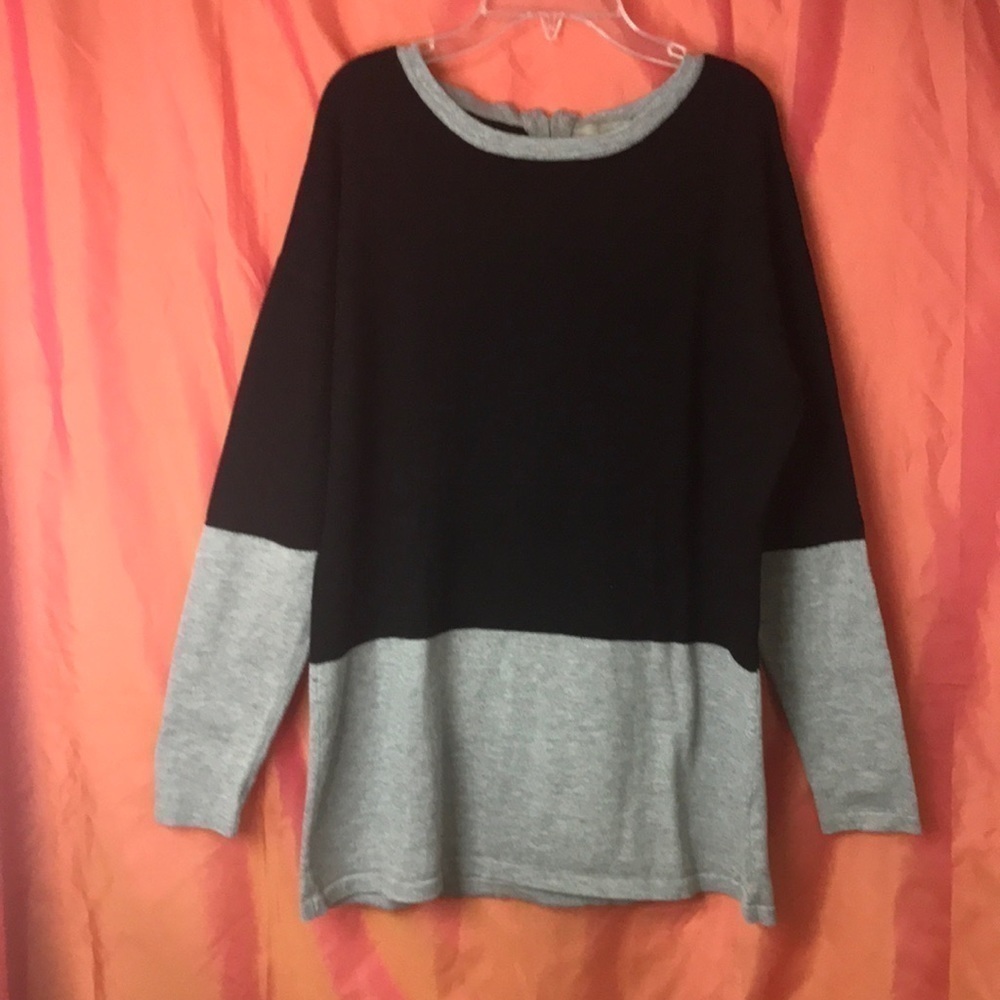 Onea Women’s Sweater Black Gray Color Block Size L Zips in back EUC